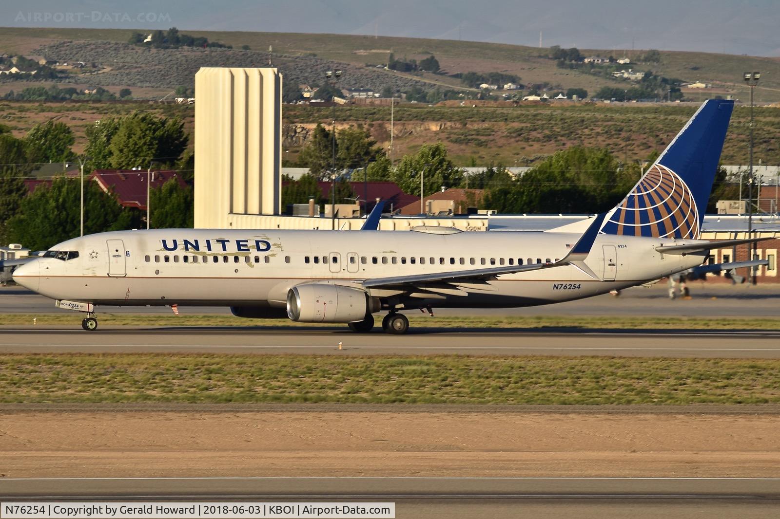 N76254, 2000 Boeing 737-824 C/N 30779, Take off run on RWY 10R.