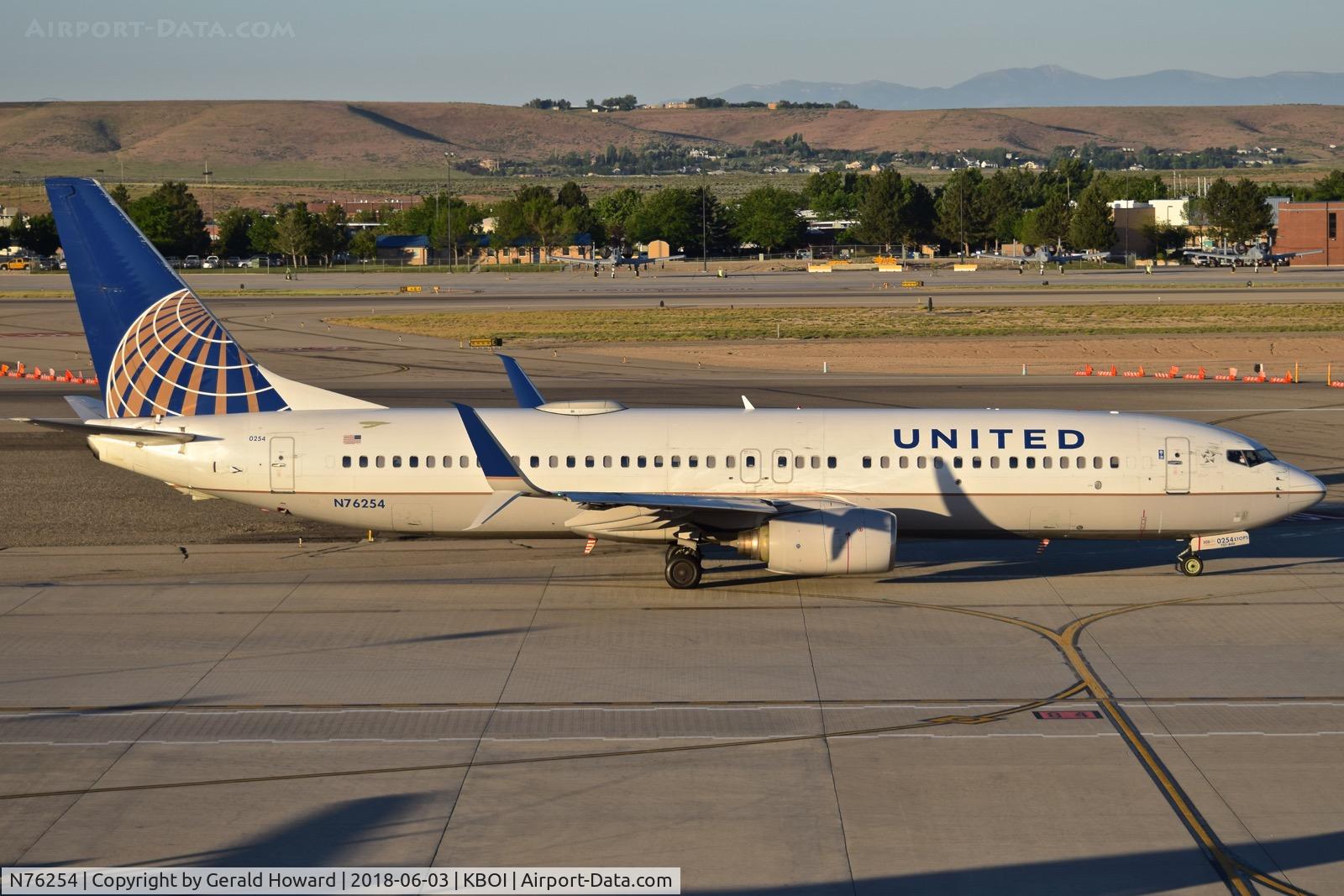 N76254, 2000 Boeing 737-824 C/N 30779, Taxiing from the gate to RWY 10R.