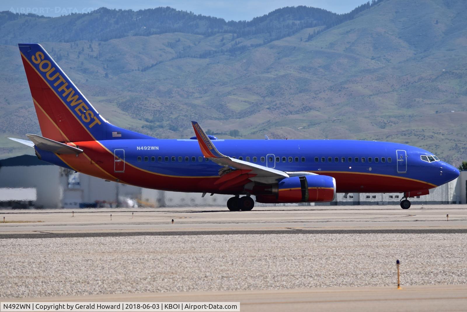 N492WN, 2004 Boeing 737-7H4 C/N 33866, Landing roll out on RWY 10R.