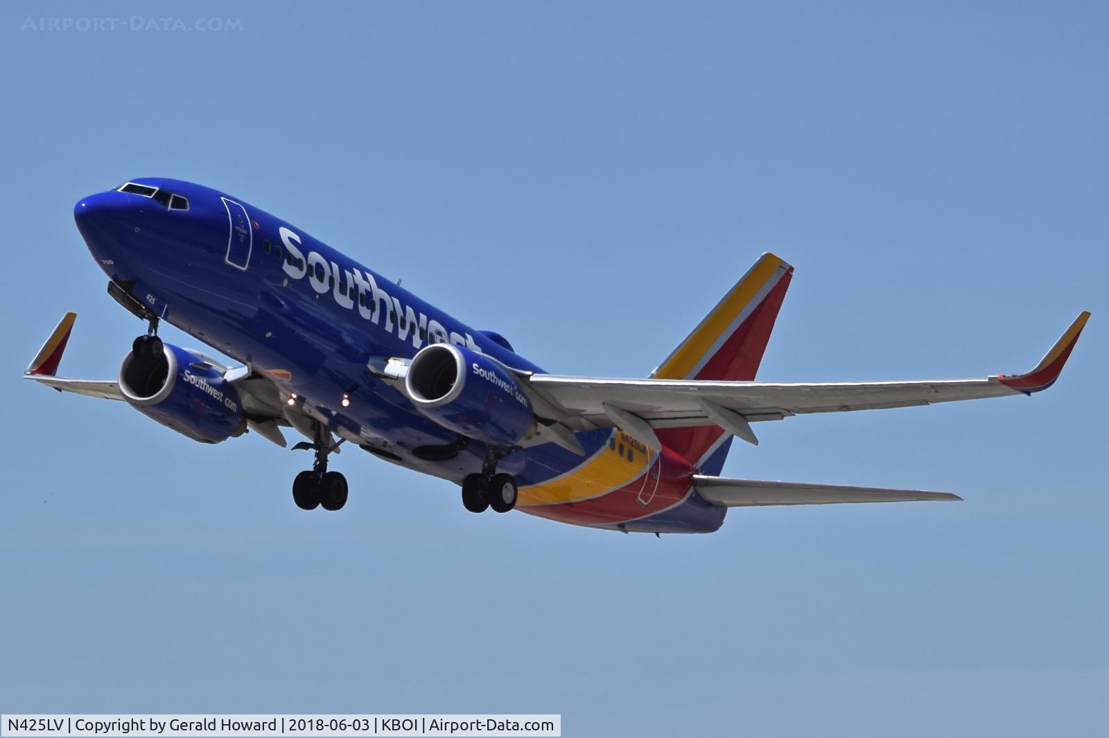 N425LV, 2002 Boeing 737-7H4 C/N 29829, Climb out from RWY 10R.