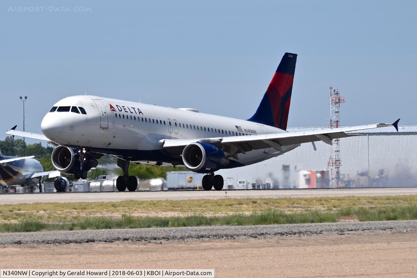 N340NW, 1992 Airbus A320-212 C/N 372, Landing RWY 10R.