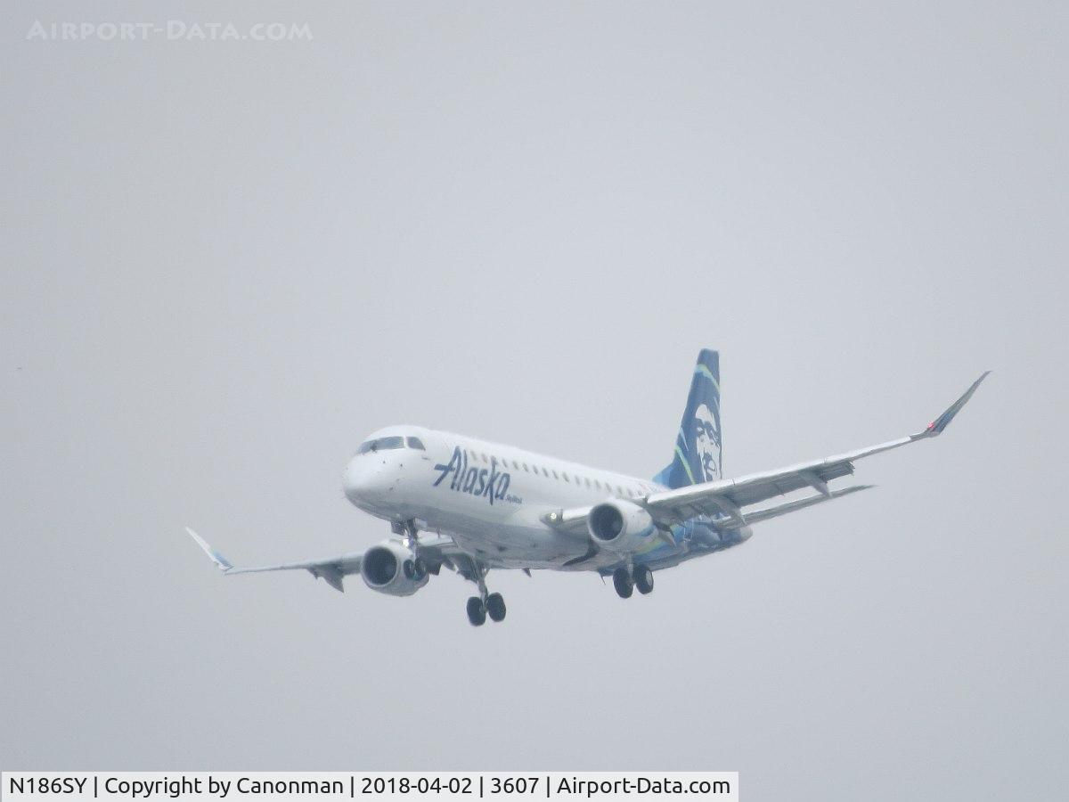 N186SY, 2016 Embraer 175LR (ERJ-170-200LR) C/N 17000606, Landing