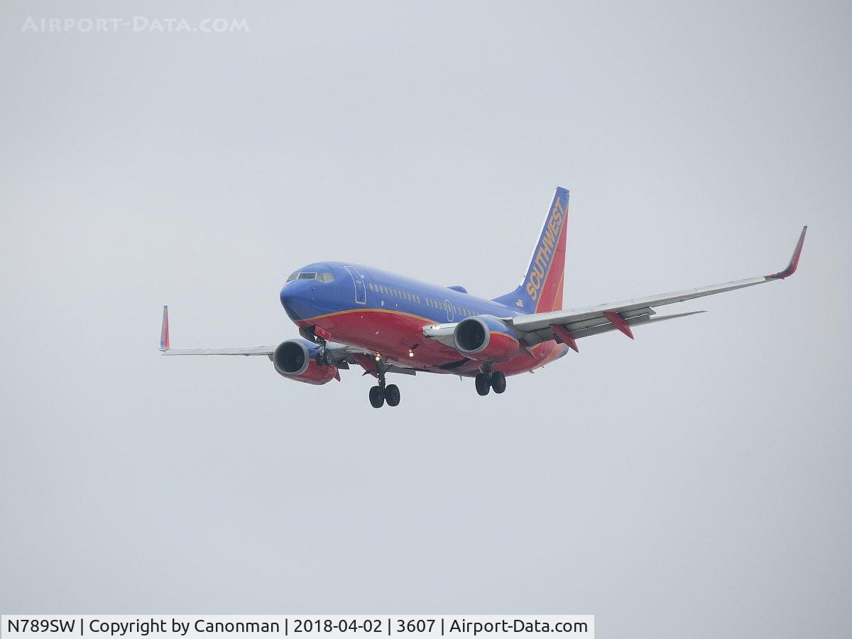 N789SW, 2000 Boeing 737-7H4 C/N 29816, Landing