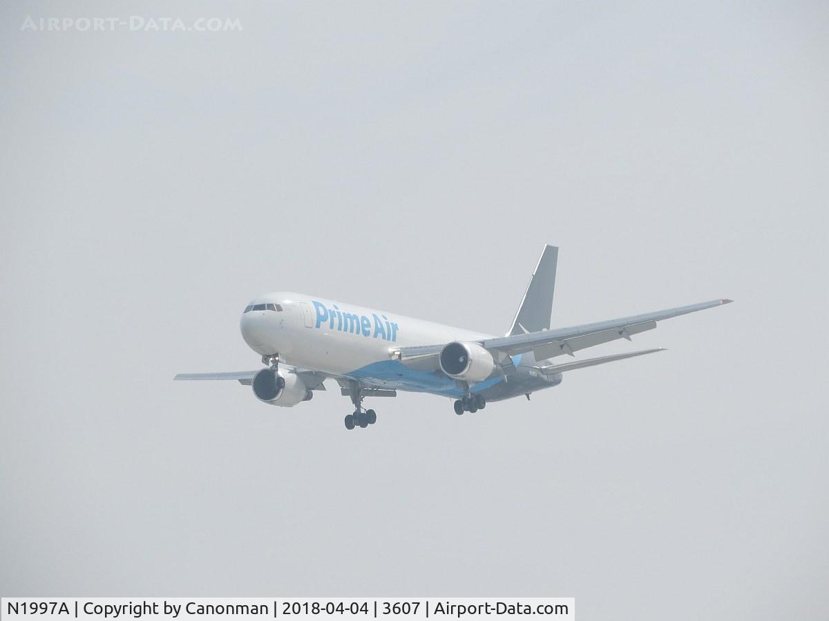 N1997A, 1994 Boeing 767-33A/ER/BDSF C/N 27310, Landing