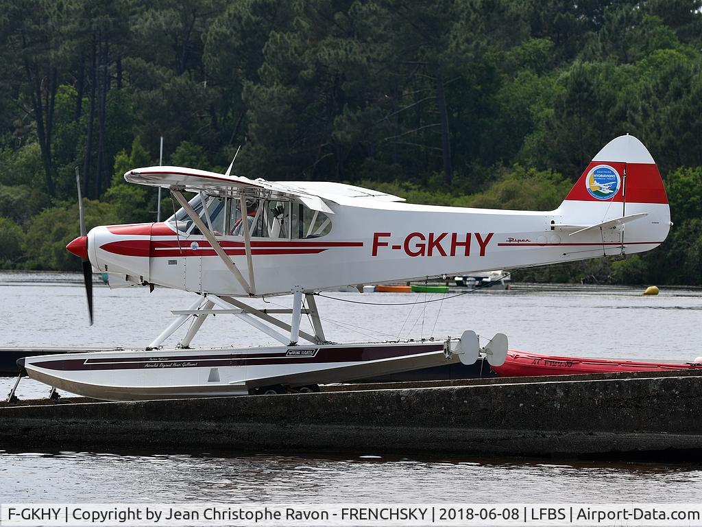 F-GKHY, 1975 Piper PA-18-150 Super Cub C/N 18-7509081, training for Biscarrosse show 2018