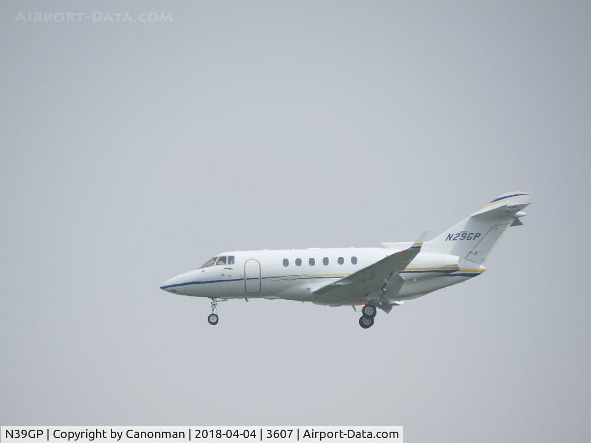 N39GP, 2000 Extra EA-300/L C/N 116, Landing