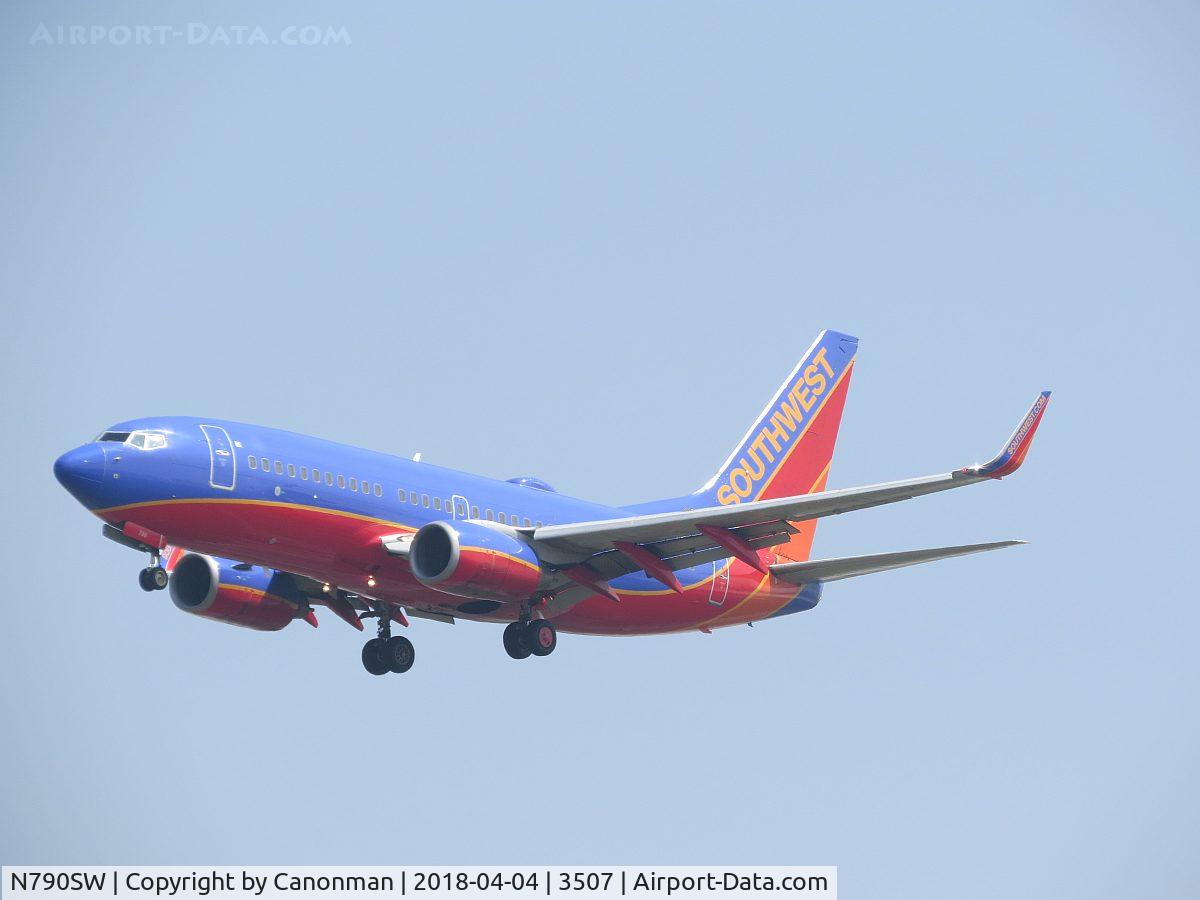 N790SW, 2000 Boeing 737-7H4 C/N 30604, Landing