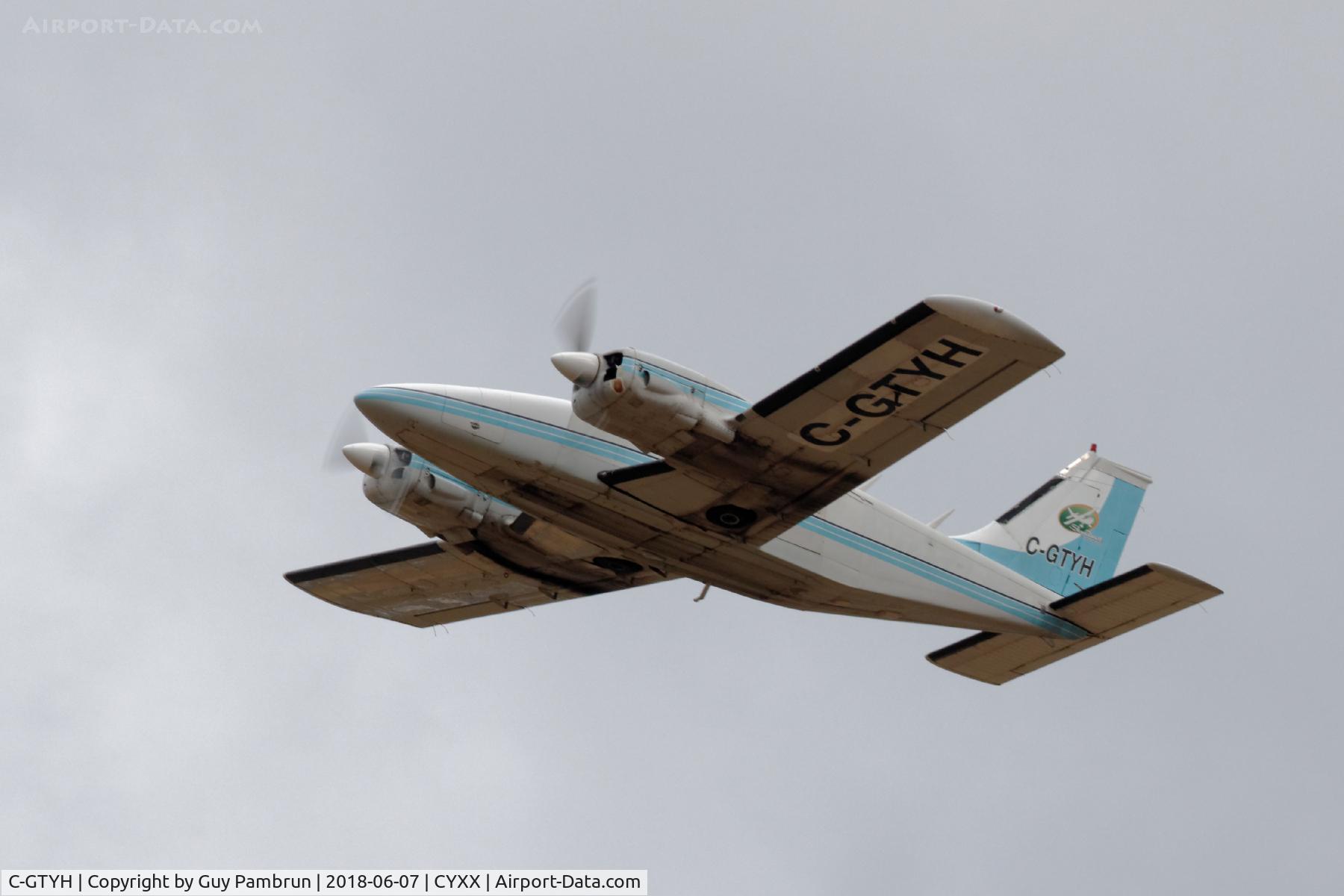 C-GTYH, 1972 Piper PA-34-200 Seneca C/N 34-7250160, Departing