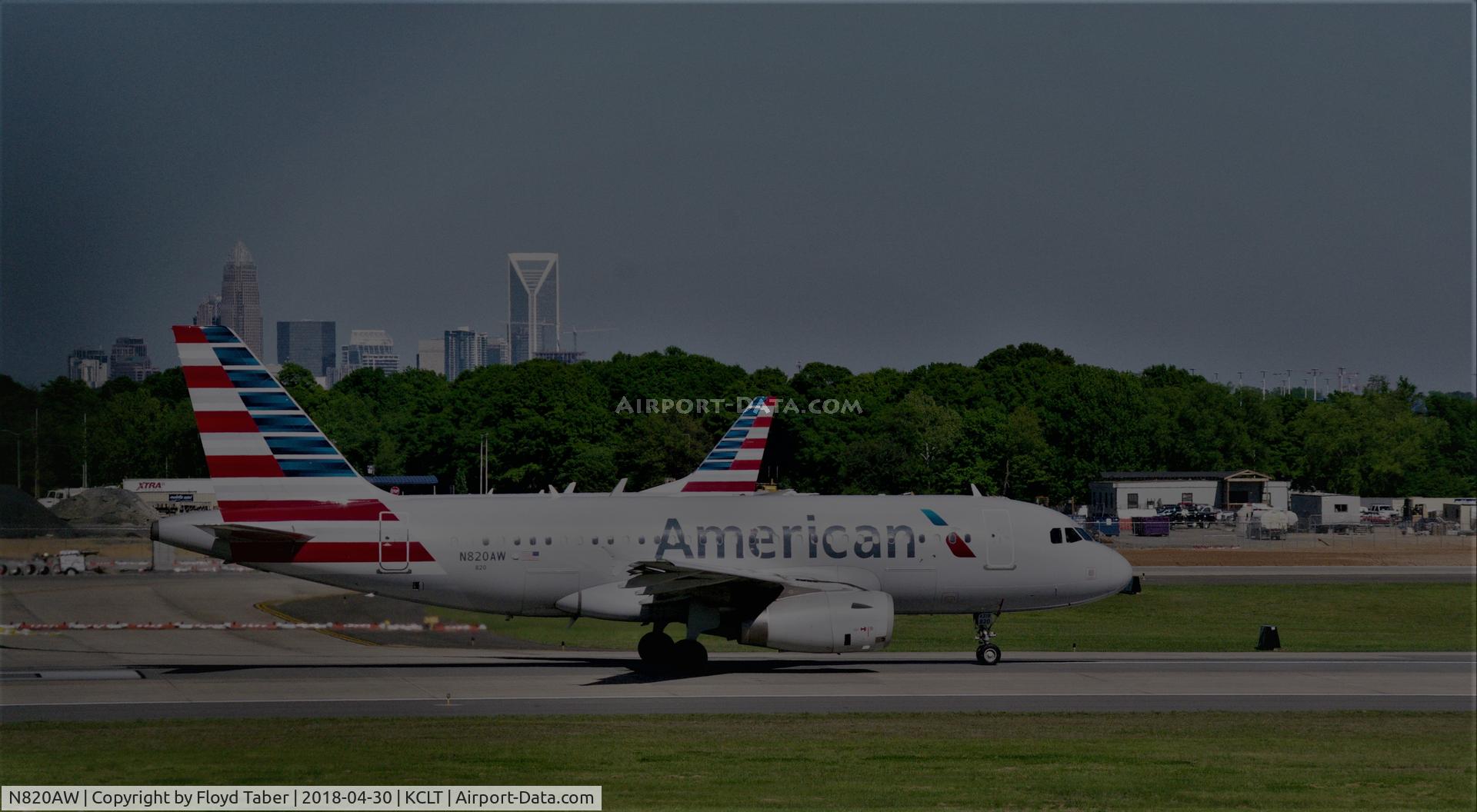N820AW, 2000 Airbus A319-132 C/N 1397, Getting ready for departure