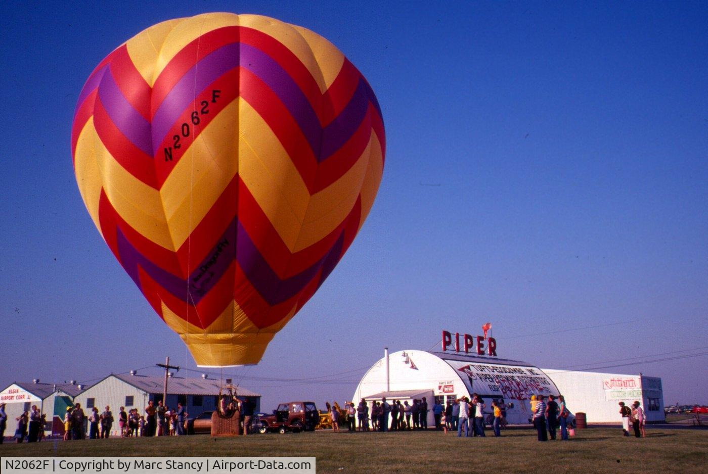 N2062F, 1976 Balloon Works FIREFLY 6B C/N 6622, Oct. 1977 at Elgin Airport in Illinois