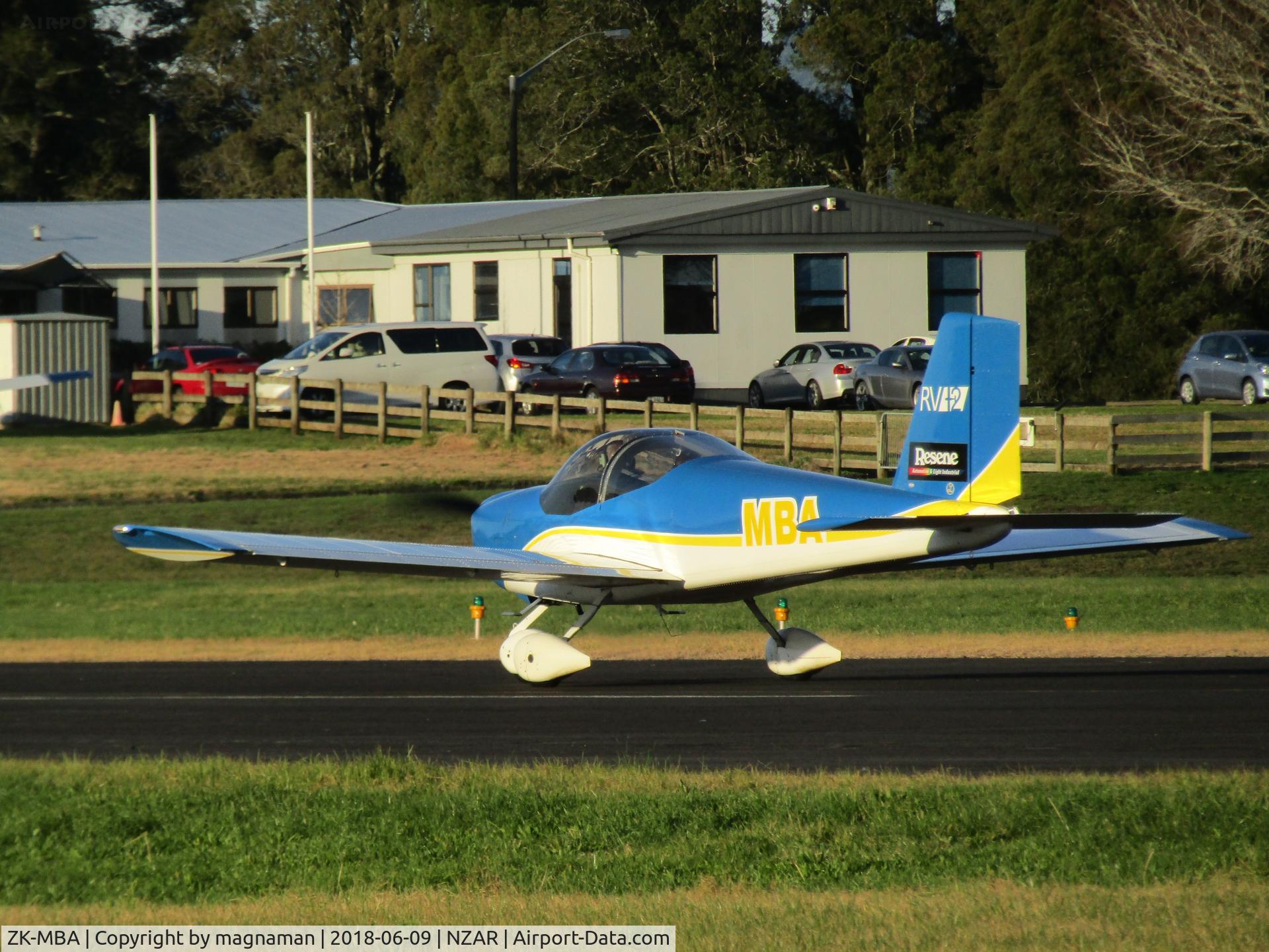 ZK-MBA, 1999 Piper PA-34-220T Seneca V C/N 3449112, just caught this leaving Ardmore today