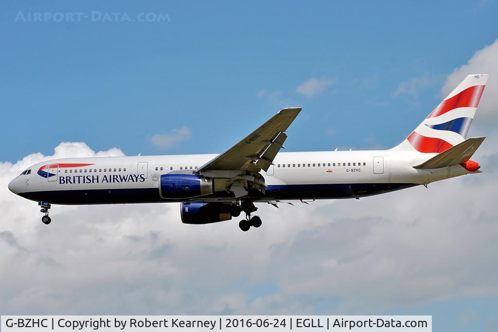 G-BZHC, 1998 Boeing 767-336 C/N 29232, On short final