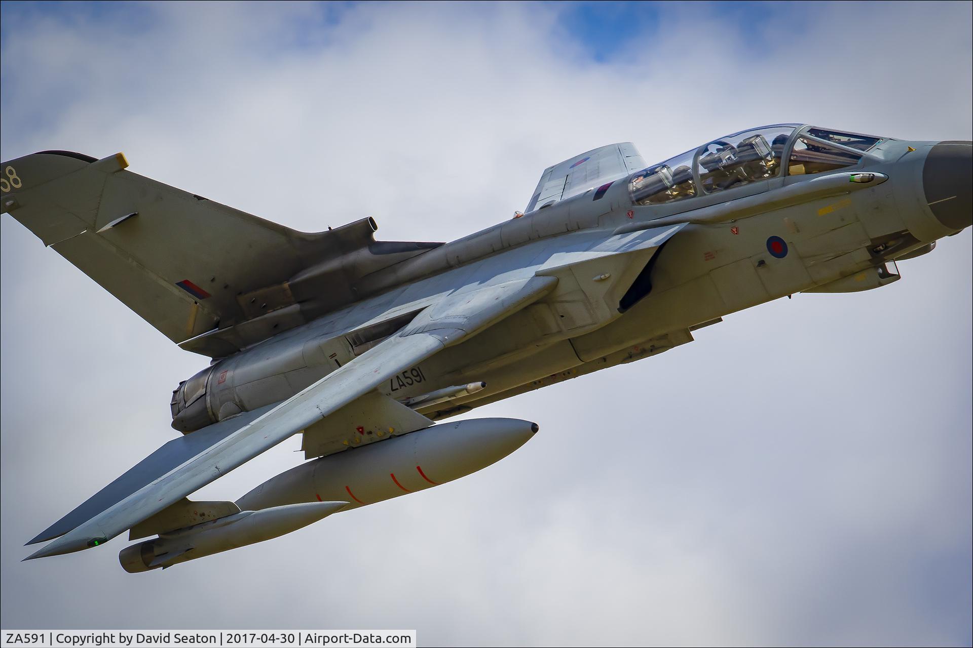 ZA591, 1982 Panavia Tornado GR.4 C/N 104/BS034/3055, Taken on the AC Loop fro CAD West very close !!!