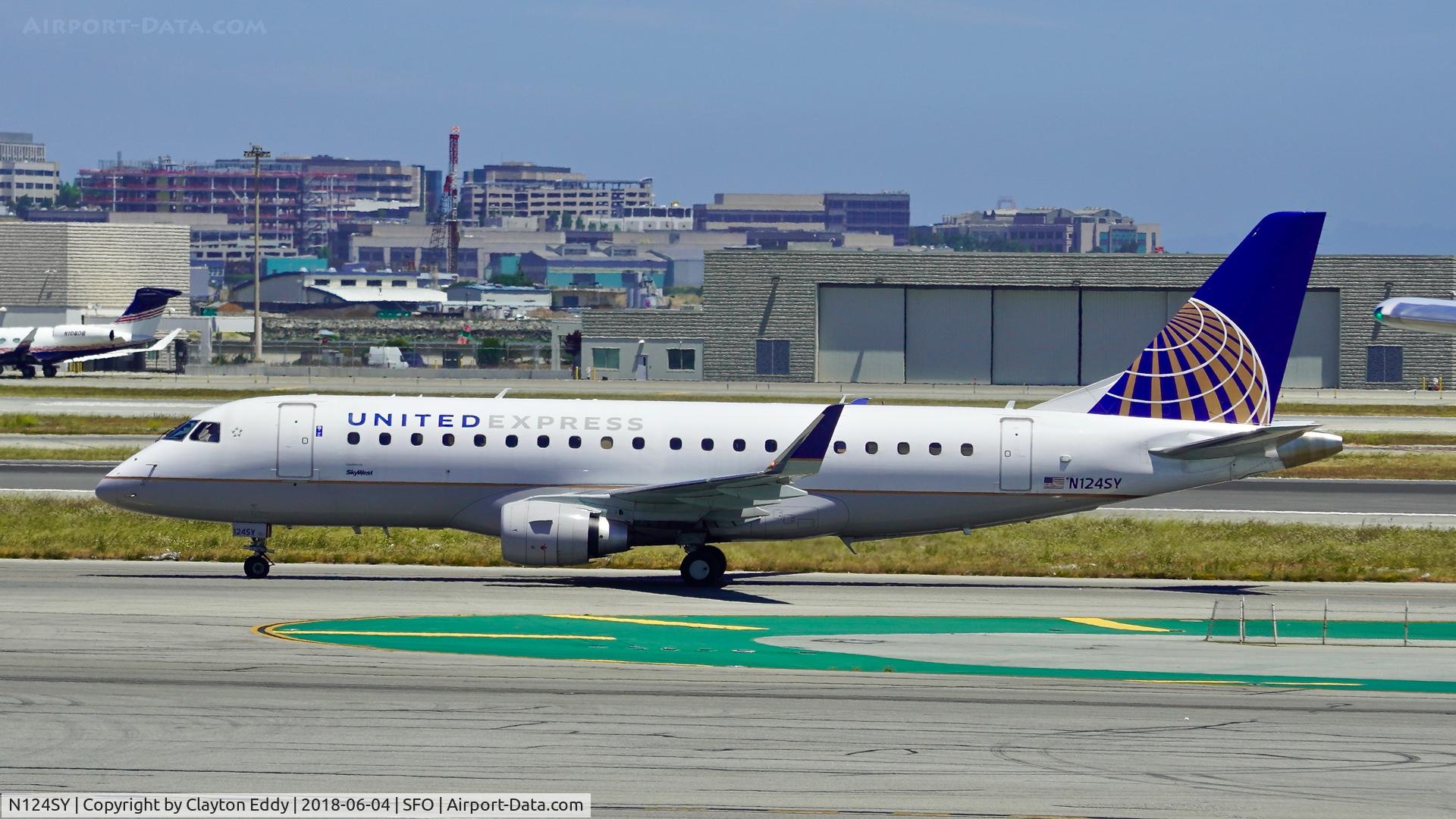 N124SY, 2016 Embraer 175LR (ERJ-170-200LR) C/N 17000439, SFO 2018.