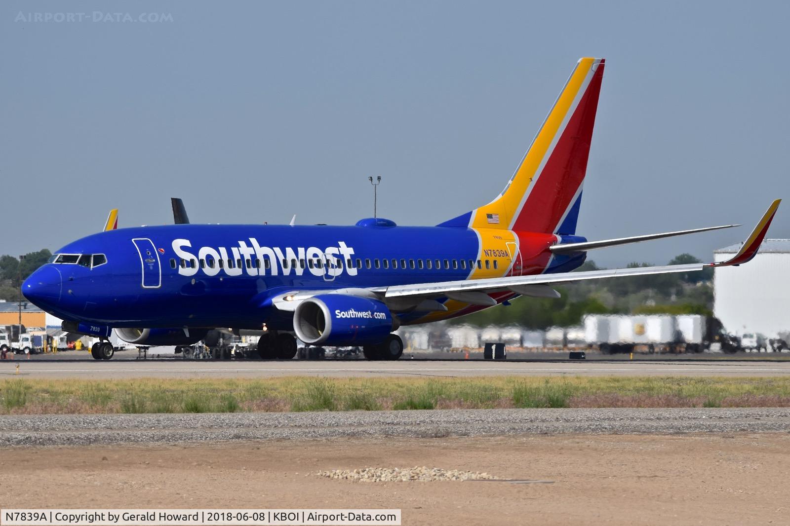N7839A, 2001 Boeing 737-73V C/N 30243, Take off run on RWY 10R.