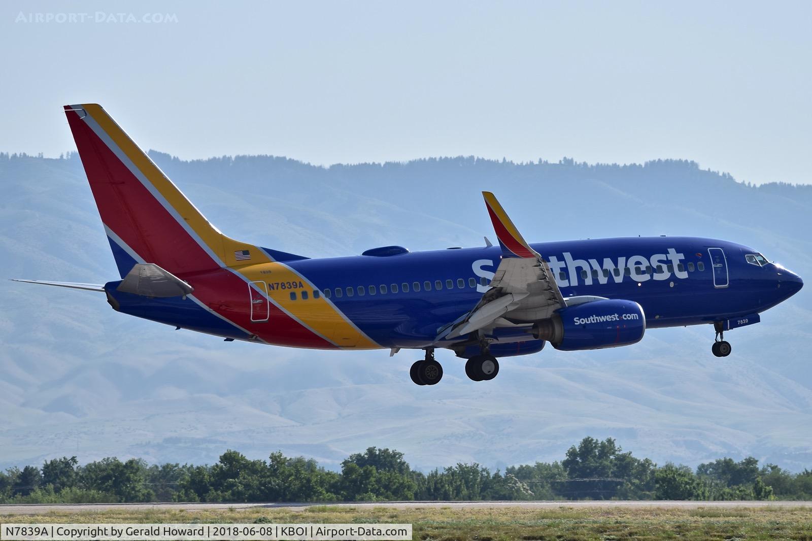 N7839A, 2001 Boeing 737-73V C/N 30243, Landing RWY 10R.