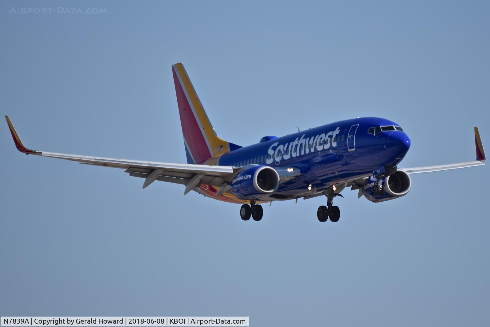 N7839A, 2001 Boeing 737-73V C/N 30243, Approach to RWY 10R.