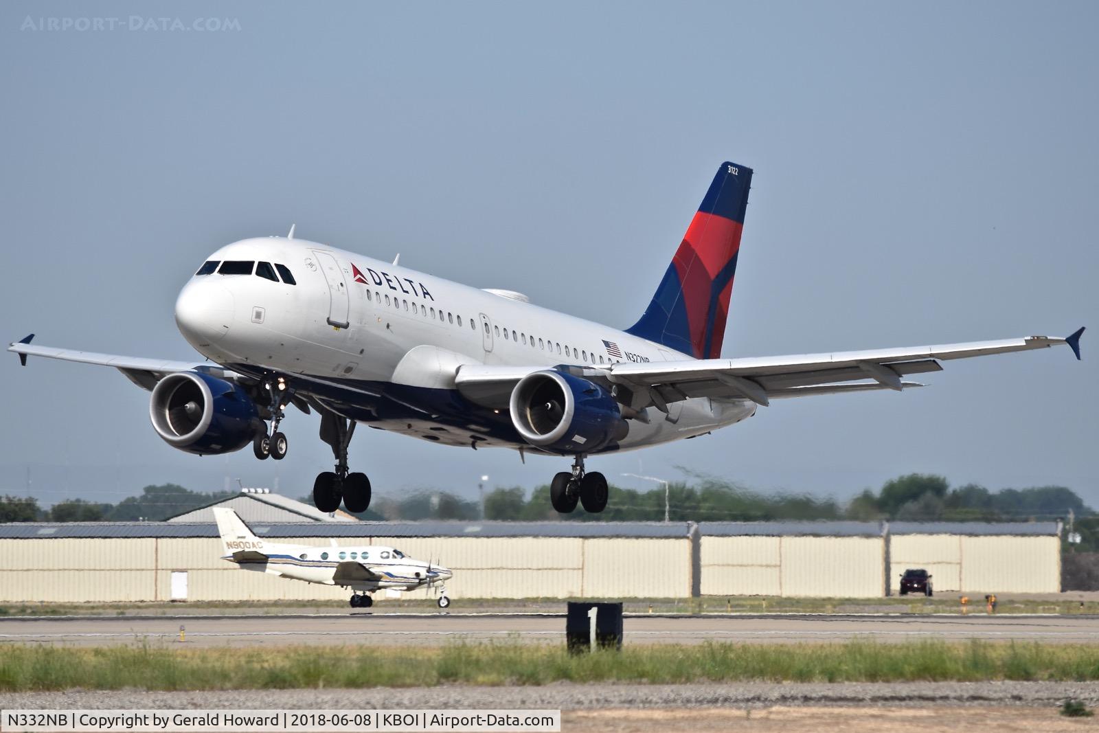 N332NB, 2001 Airbus A319-114 C/N 1570, landing RWY 10R.