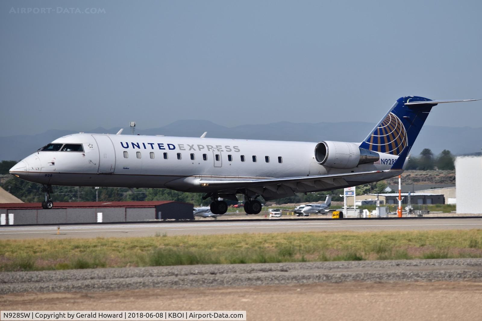 N928SW, 2002 Bombardier CRJ-200LR (CL-600-2B19) C/N 7701, About to land RWY 10R.