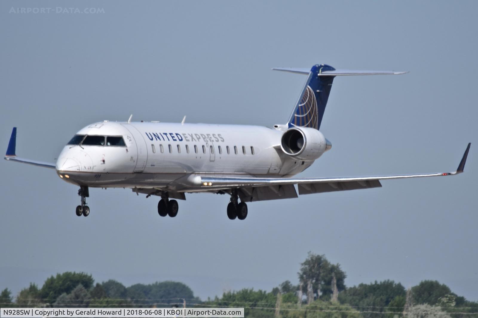 N928SW, 2002 Bombardier CRJ-200LR (CL-600-2B19) C/N 7701, Approach to RWY 10R.