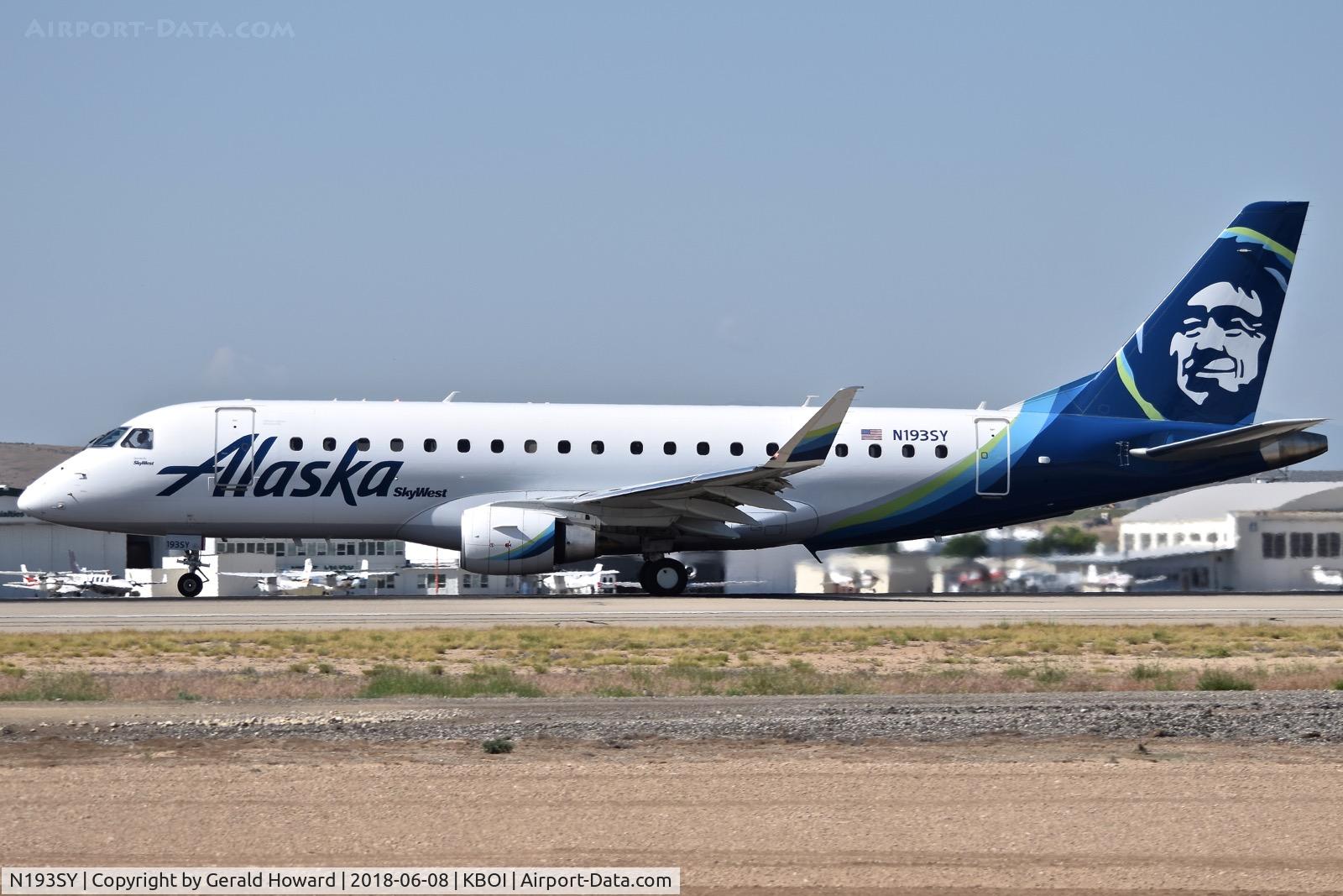 N193SY, 2017 Embraer 175LR (ERJ-170-200LR) C/N 17000690, take off run on RWY 10R.