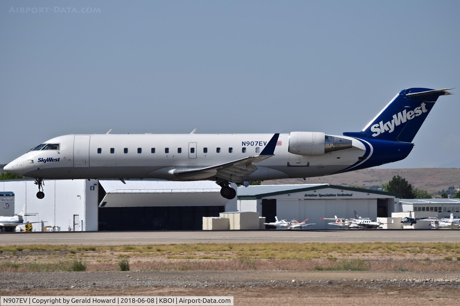 N907EV, 2002 Bombardier CRJ-200ER (CL-600-2B19) C/N 7648, Landing RWY 10R.