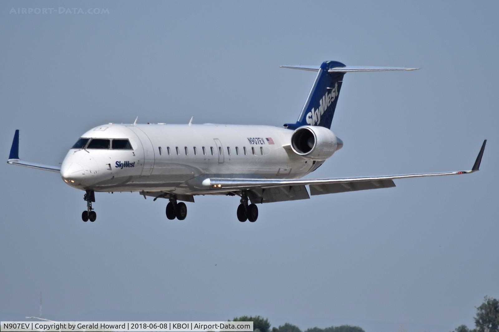 N907EV, 2002 Bombardier CRJ-200ER (CL-600-2B19) C/N 7648, Landing approach to RWY 10R.