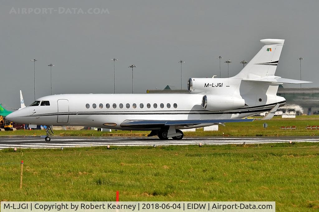 M-LJGI, 2007 Dassault Falcon 2000EX C/N 143, Lining up R/W 28