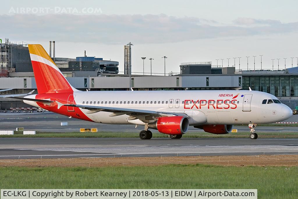 EC-LKG, 1999 Airbus A320-214 C/N 1047, Lining up r/w 28