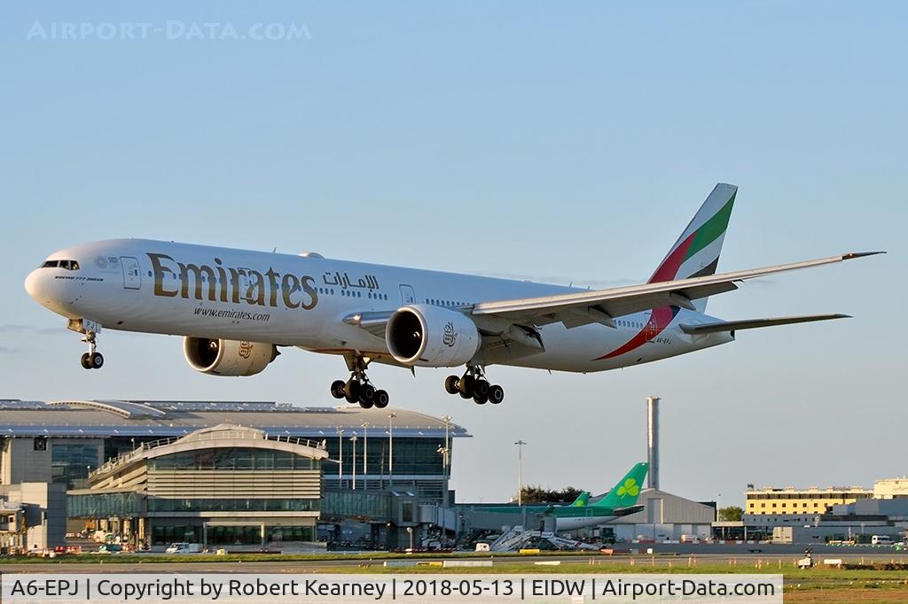 A6-EPJ, 2016 Boeing 777-36N/ER C/N 32787, Short final r/w 28