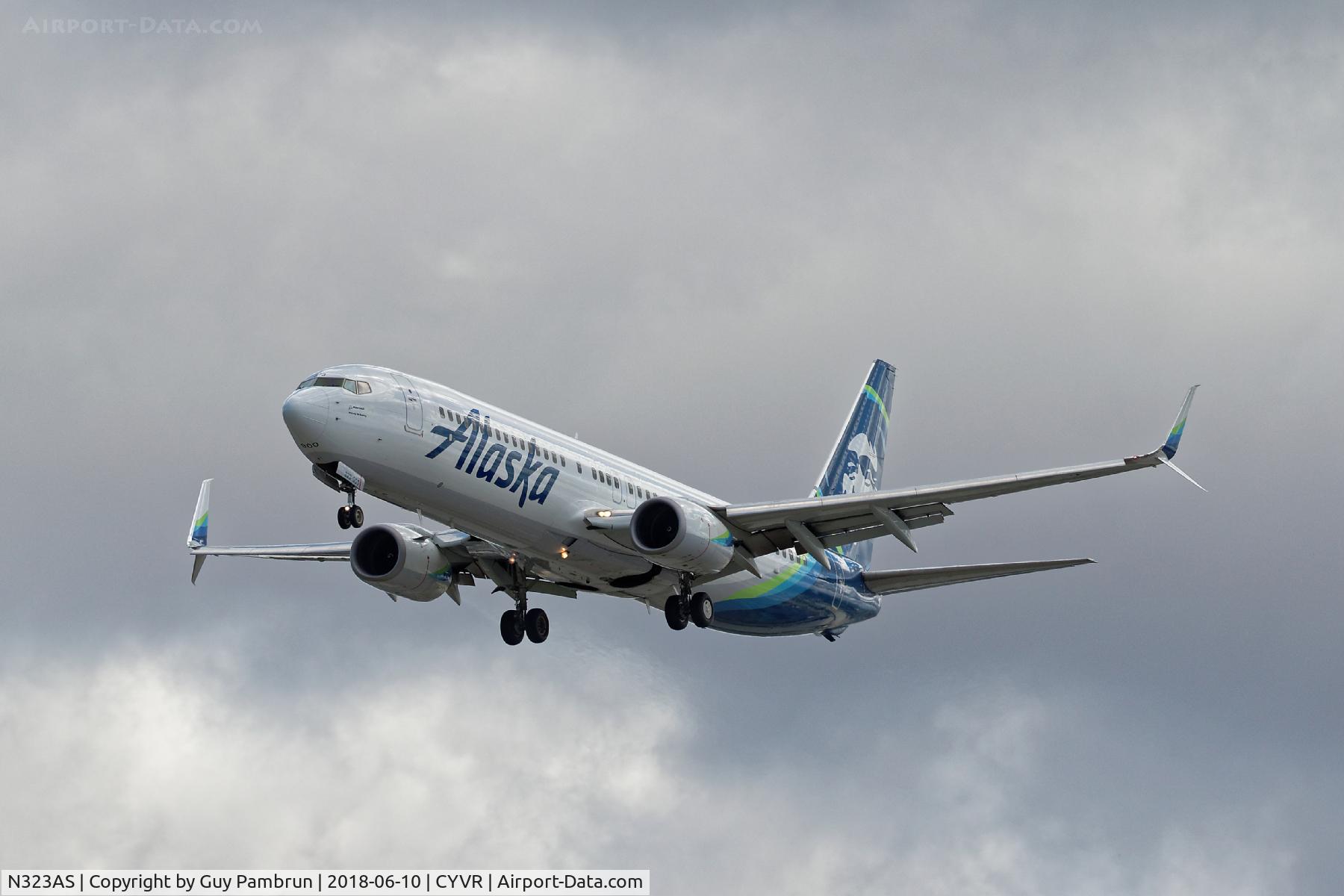 N323AS, 2004 Boeing 737-990 C/N 30021, Landing on 26R
