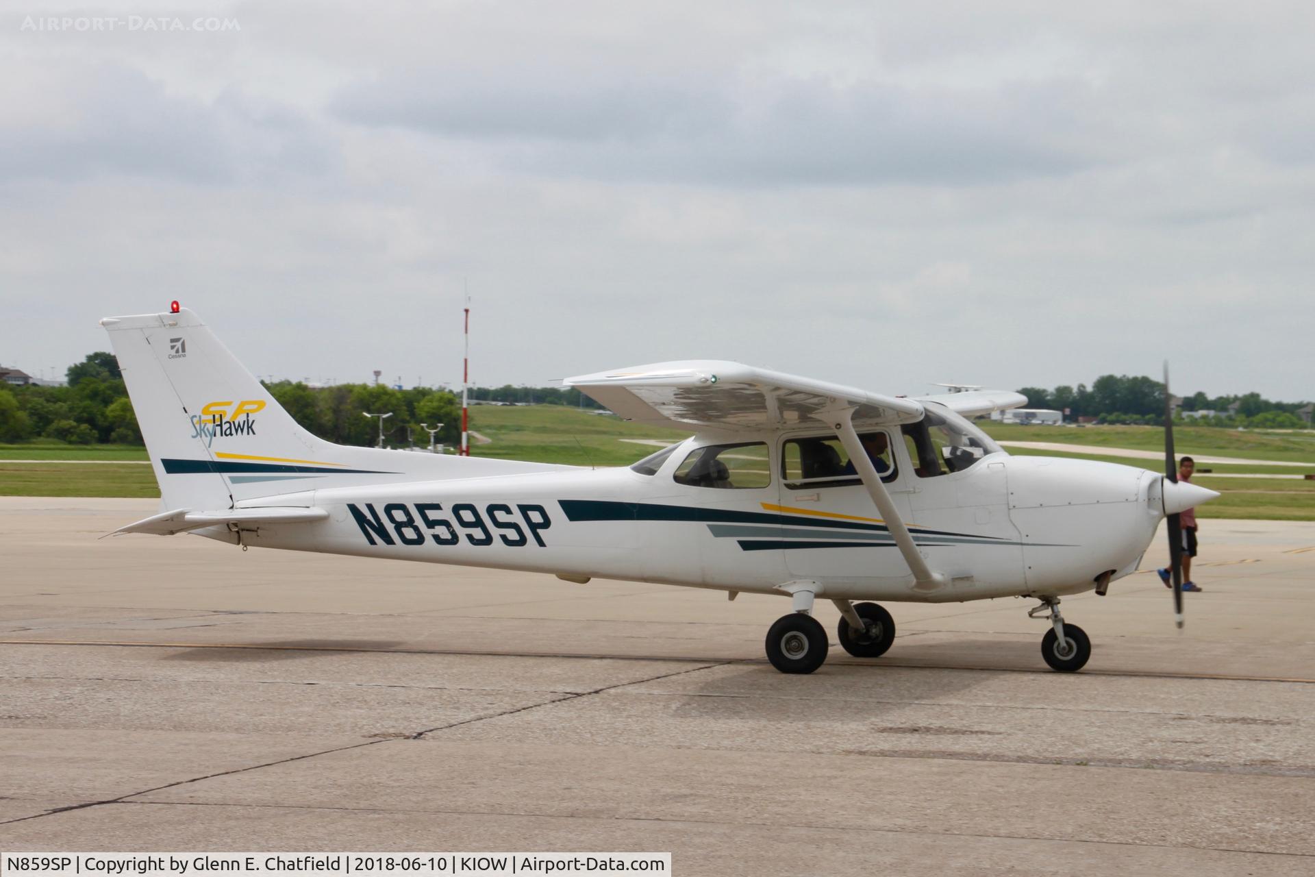 N859SP, 2001 Cessna 172S C/N 172S8762, Taxiing for departure