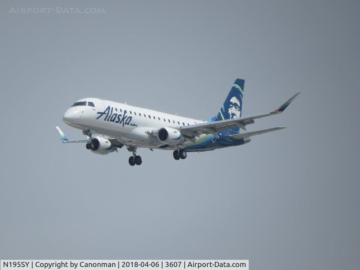 N195SY, 2017 Embraer 175LR (ERJ-170-200LR) C/N 17000698, Landing