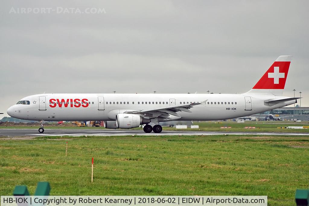 HB-IOK, 1999 Airbus A321-111 C/N 987, Lining up r/w 28