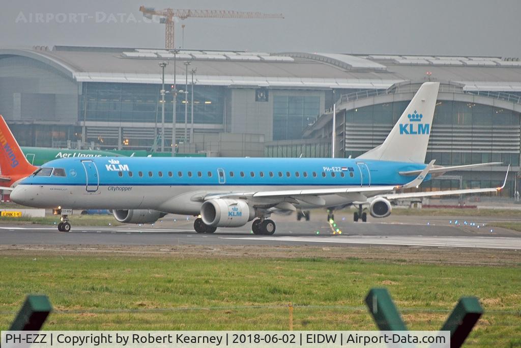 PH-EZZ, 2013 Embraer 190STD (ERJ-190-100) C/N 19000654, Lining up r/w 28