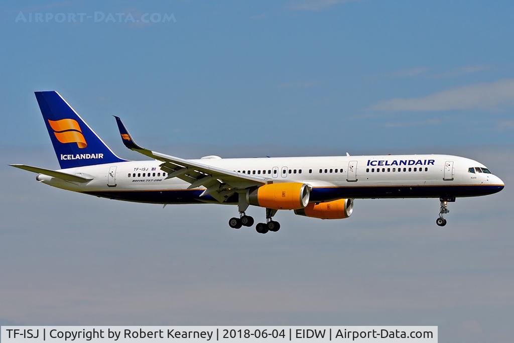 TF-ISJ, 1999 Boeing 757-256 C/N 26249, Short final r/w 10