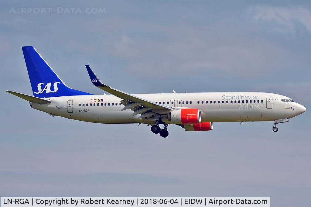 LN-RGA, 2012 Boeing 737-86N C/N 39397, Short final r/w 10