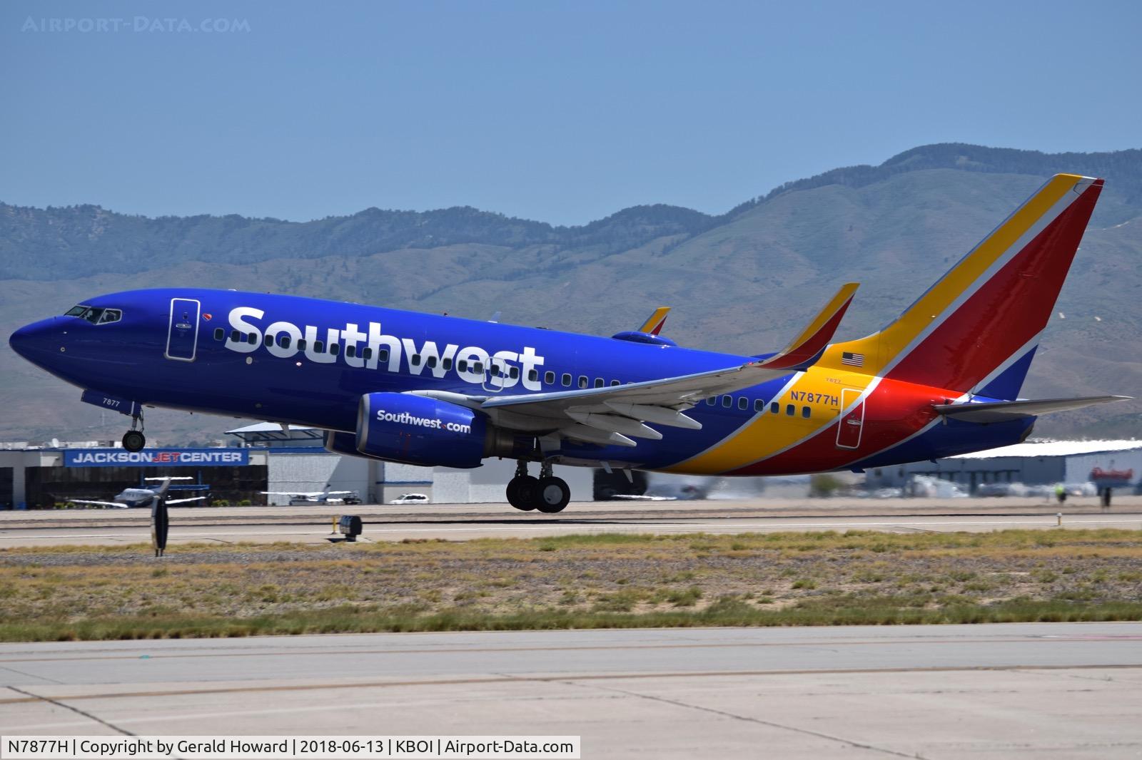 N7877H, 2005 Boeing 737-7Q8 C/N 29359, Take off run on RWY 28L.