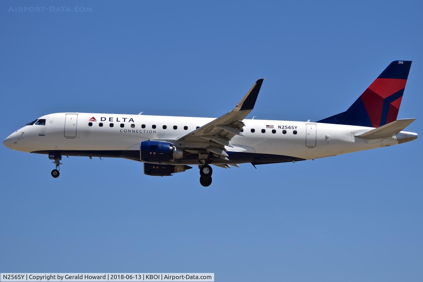 N256SY, 2017 Embraer 175LR (ERJ-170-200LR) C/N 17000647, Landing RWY 28L.
