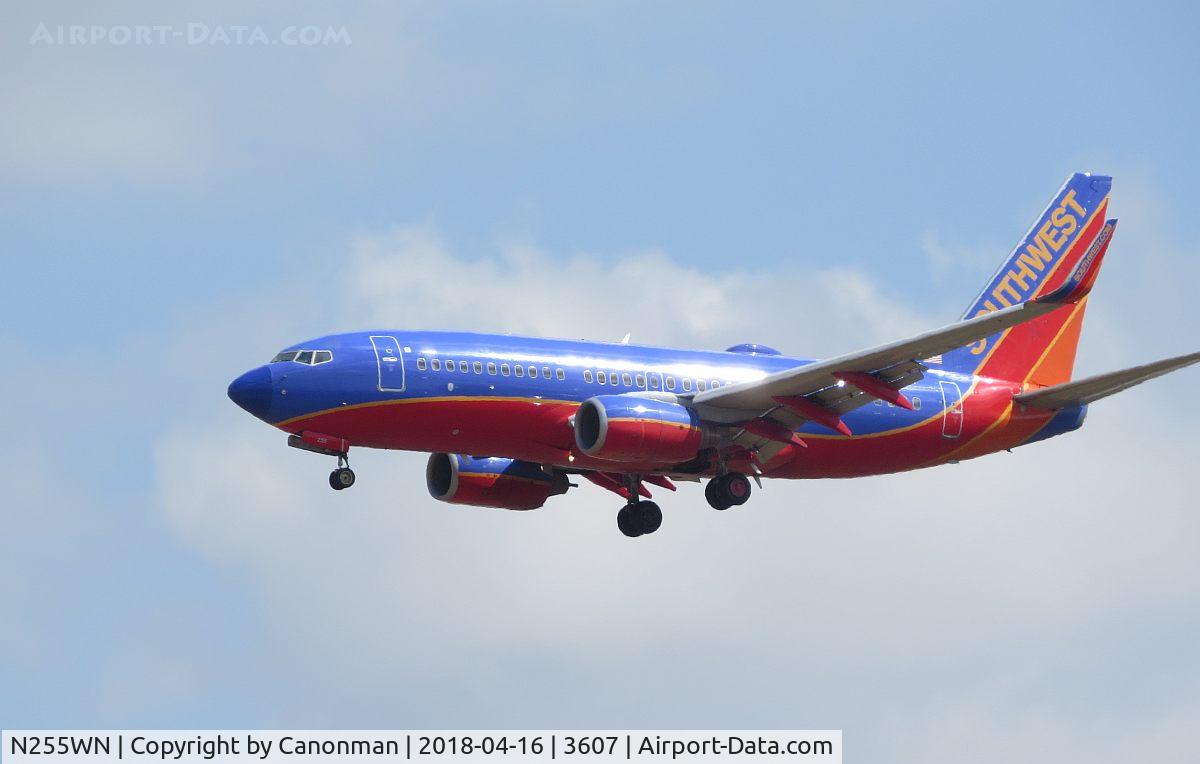 N255WN, 2006 Boeing 737-7H4 C/N 32513, Landing