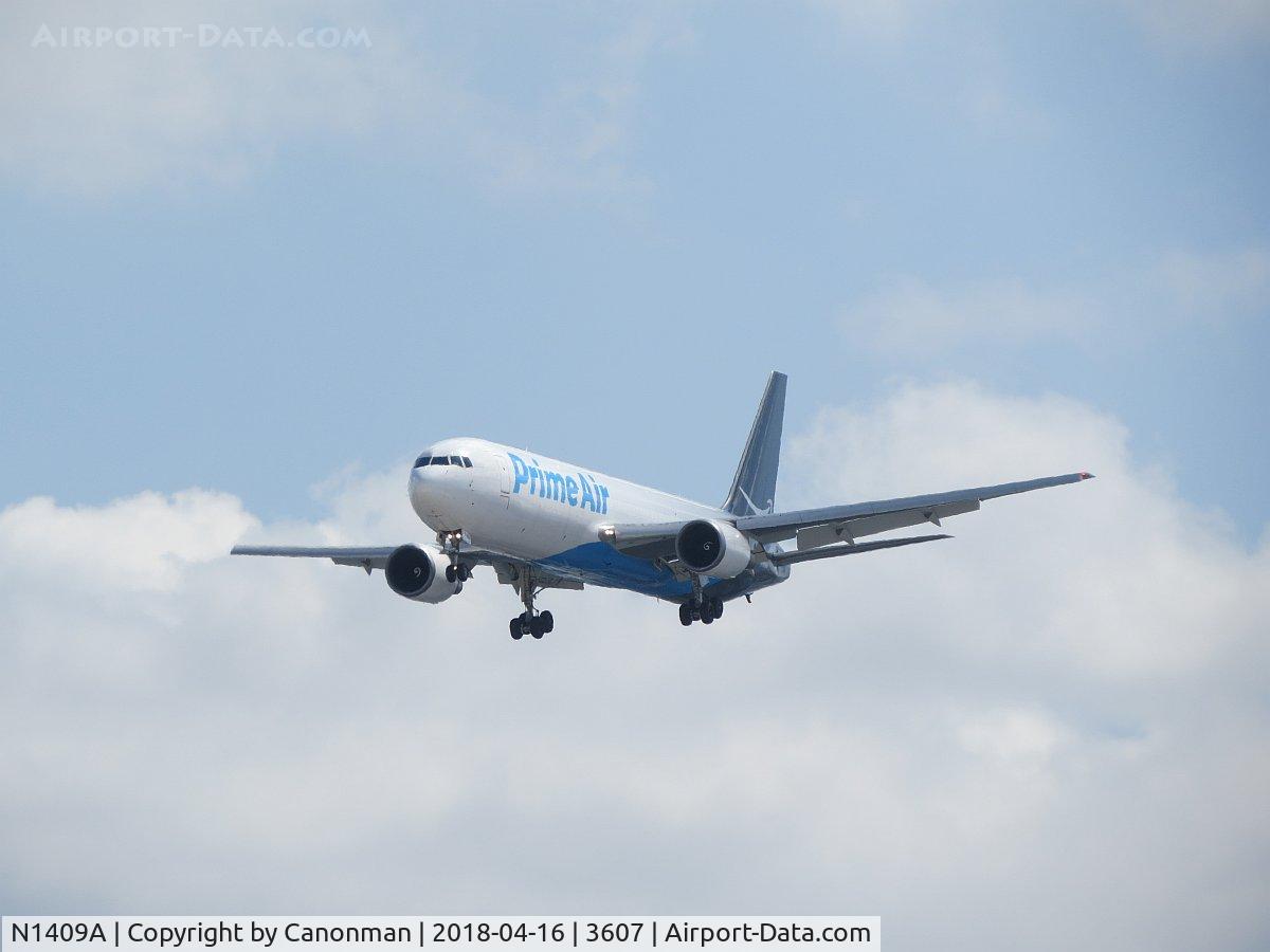 N1409A, 1996 Boeing 767-306/ER C/N 27960, Landing