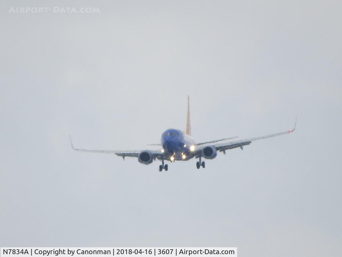 N7834A, 2004 Boeing 737-752 C/N 33789, Landing