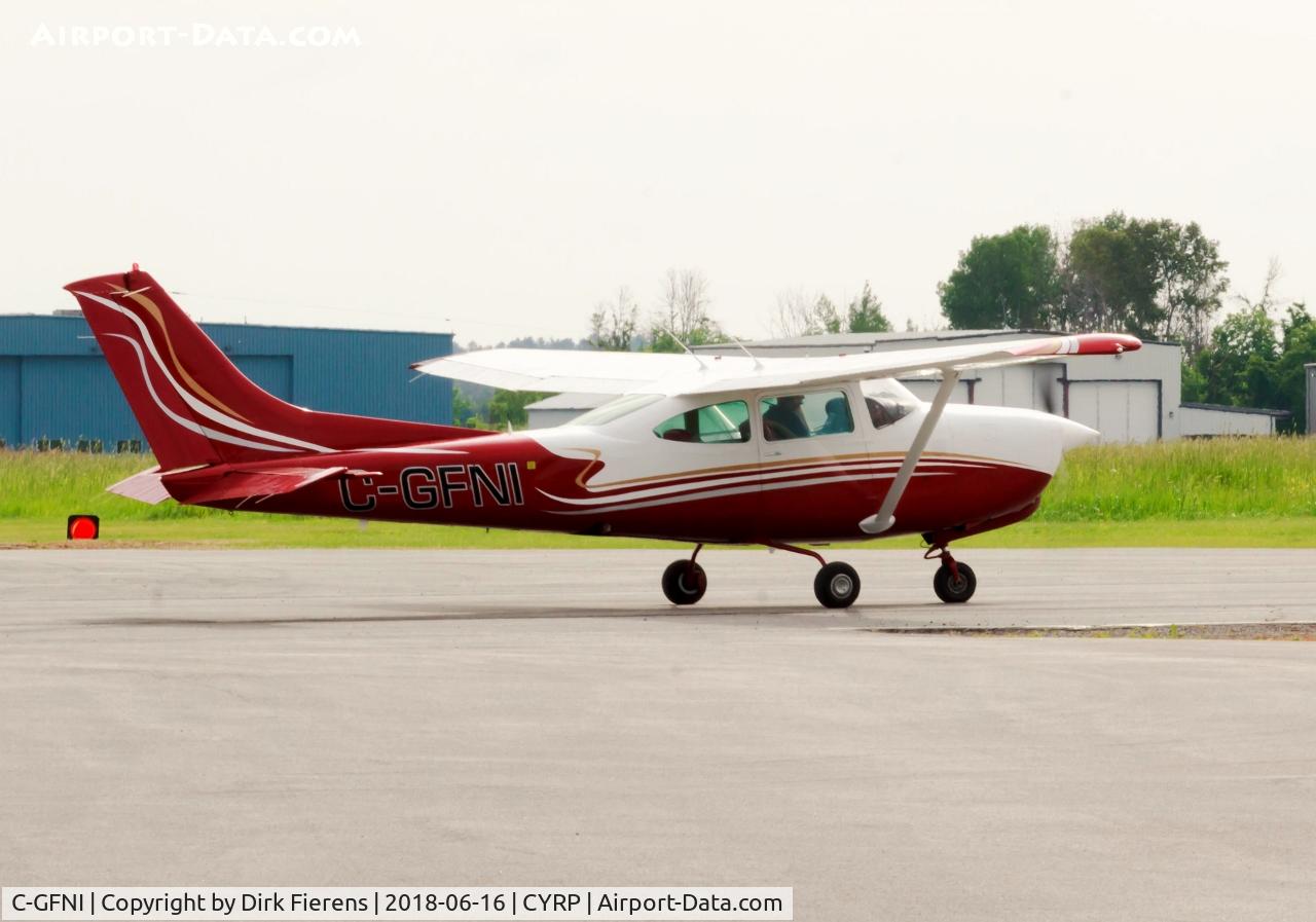 C-GFNI, 1979 Cessna TR182 Turbo Skylane RG C/N R18201321, taxing down 04.
