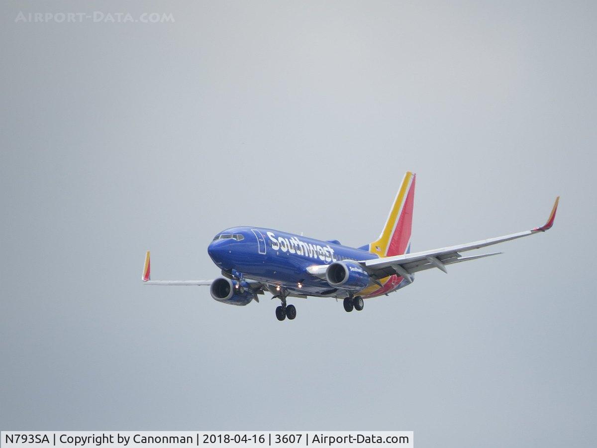 N793SA, 2001 Boeing 737-7H4 C/N 27888, Landing