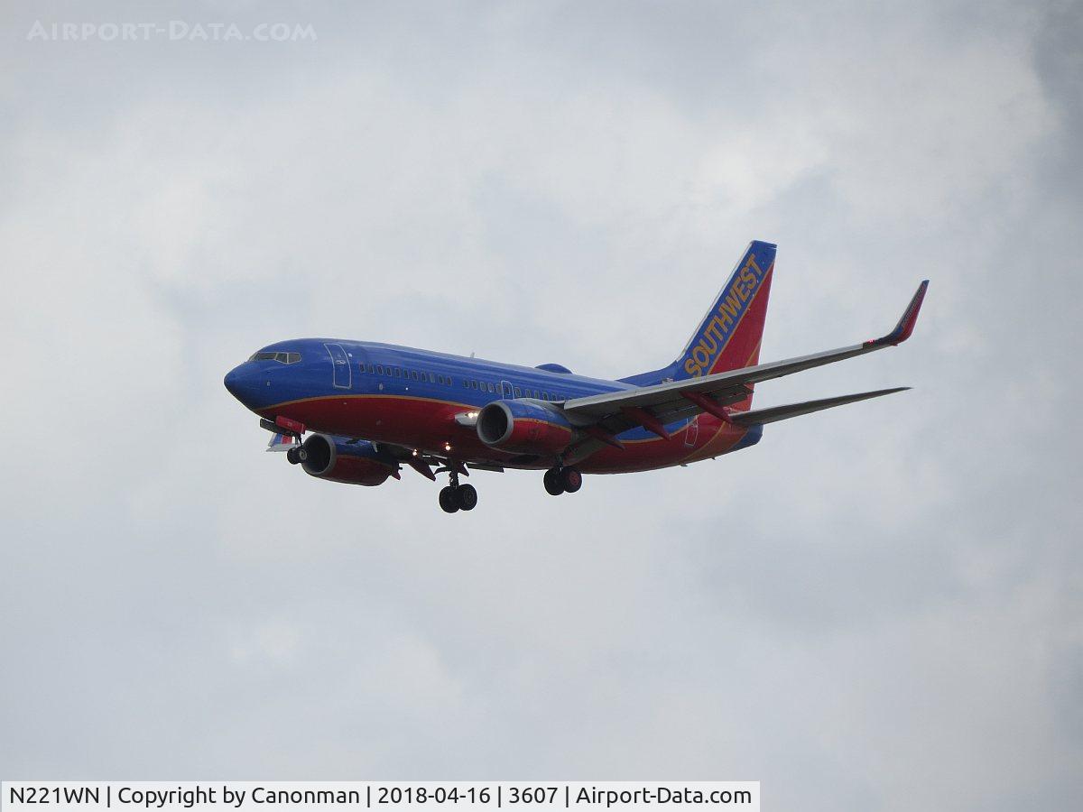 N221WN, 2005 Boeing 737-7H4 C/N 34259, Landing