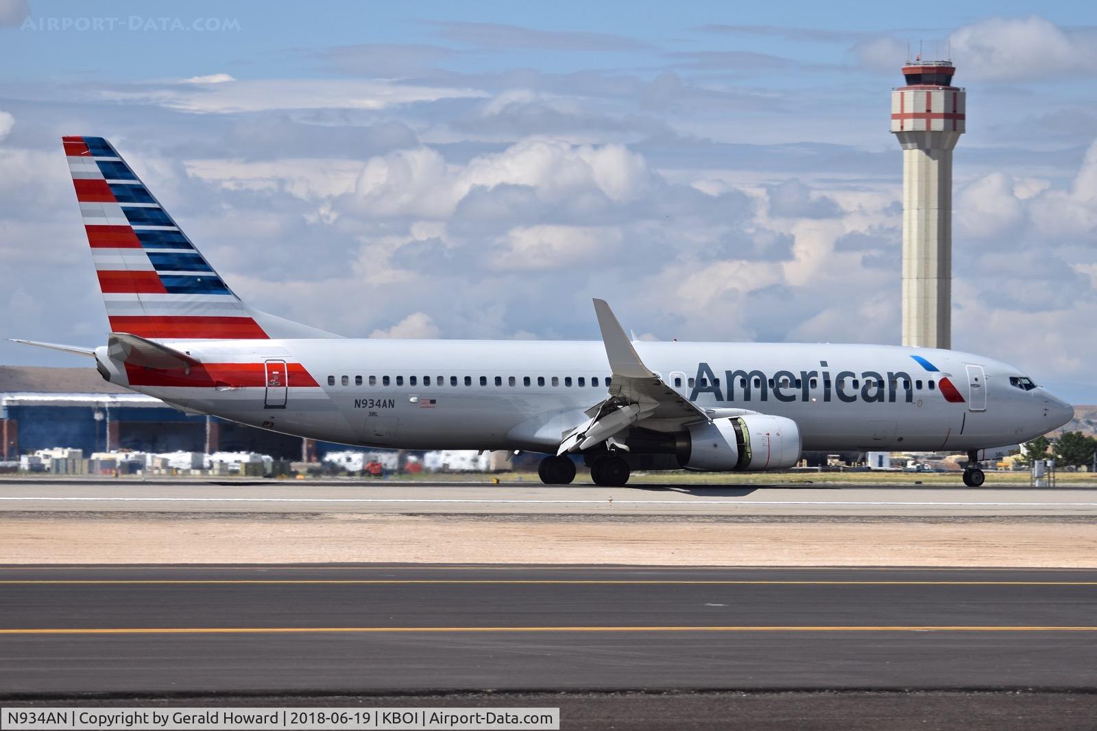 N934AN, 2000 Boeing 737-823 C/N 29531, Landing roll out.