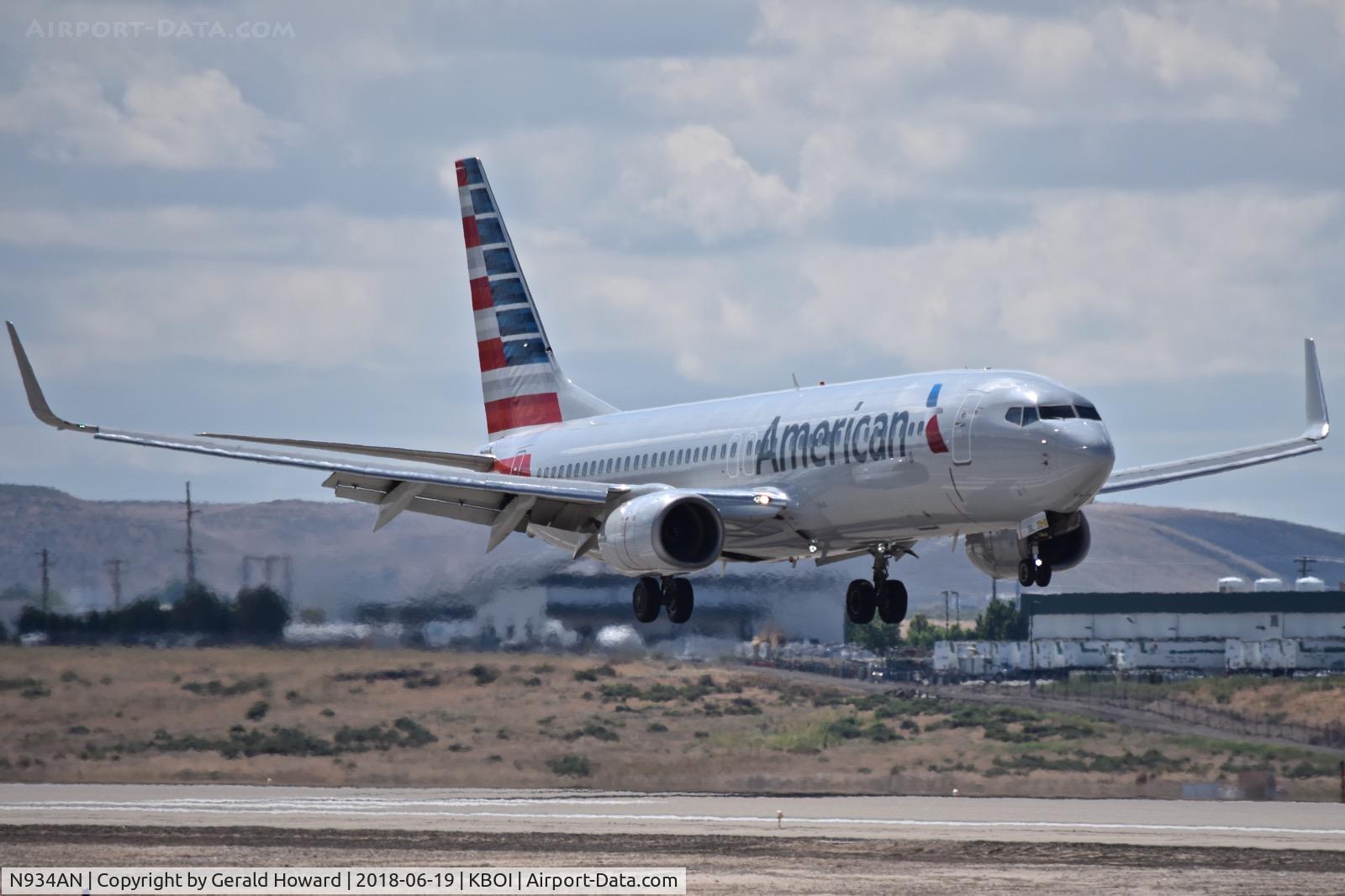 N934AN, 2000 Boeing 737-823 C/N 29531, Passing over the numbers on RWY 28R.