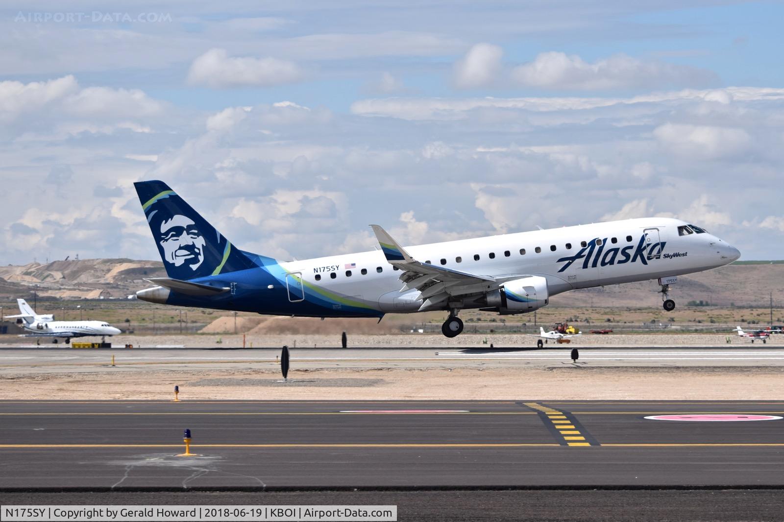 N175SY, 2015 Embraer 175LR (ERJ-170-200LR) C/N 17000527, Landing RWY 28R.