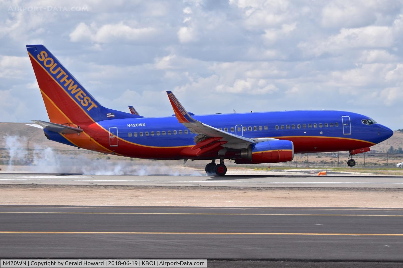 N420WN, 2001 Boeing 737-7H4 C/N 29825, Landing RWY 28R.