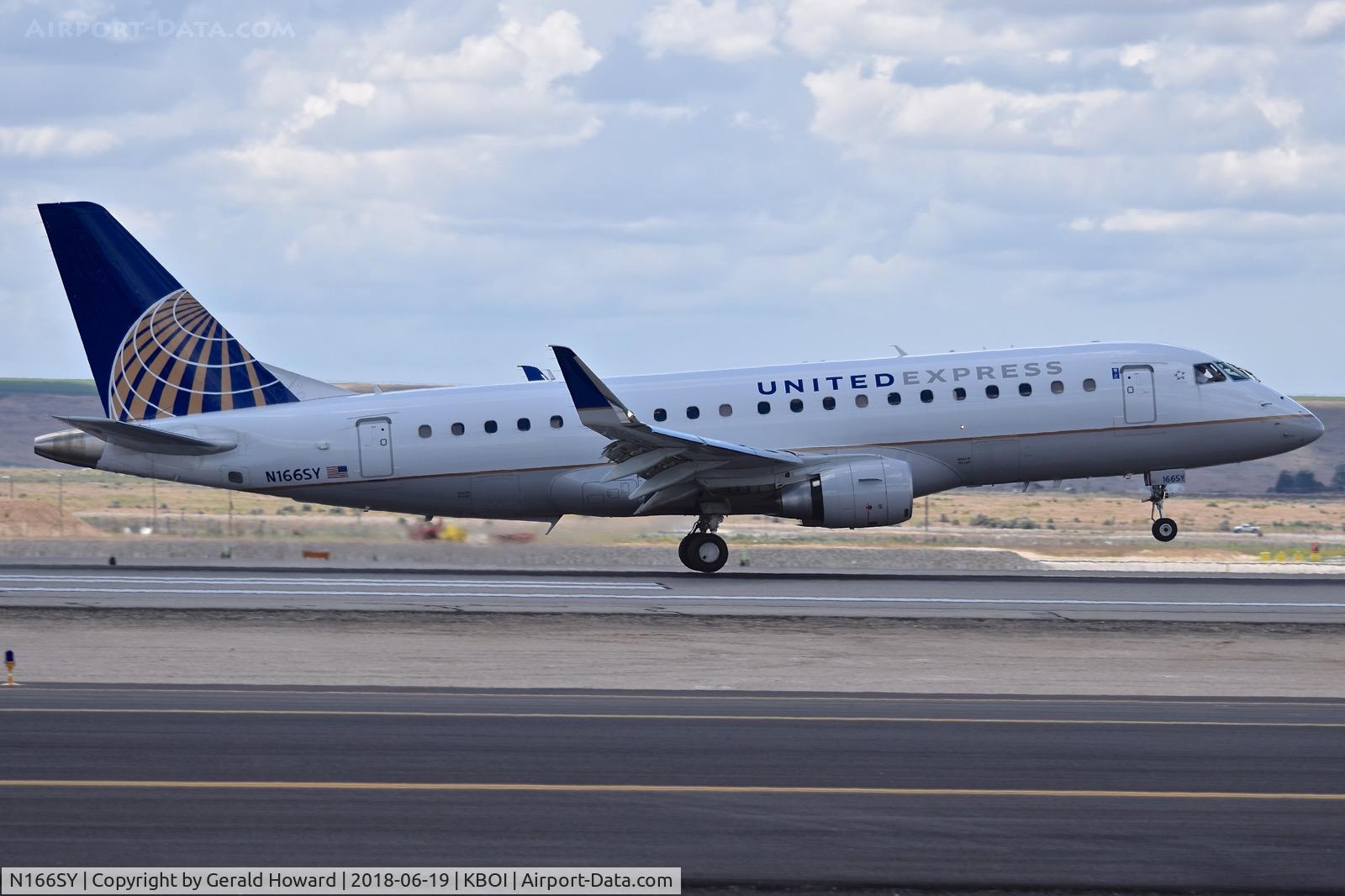 N166SY, 2016 Embraer 175LR (ERJ-170-200LR) C/N 17000615, Landing RWY 28R.